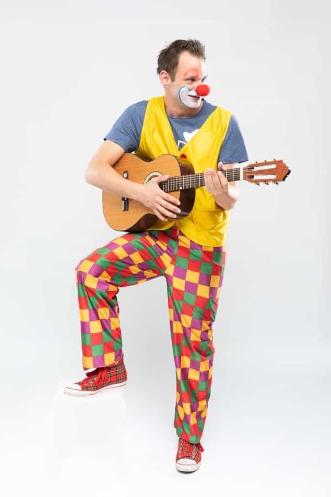 Clown Pepe mit Gitarre in der Hand