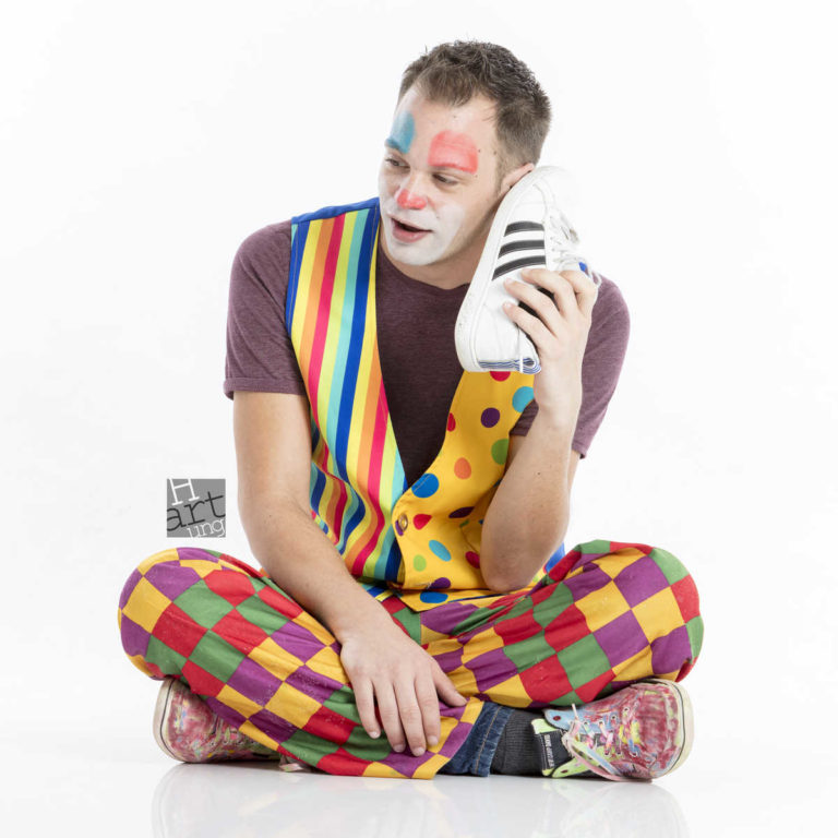 Clown am telefonieren