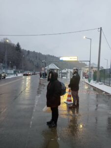 Frau an ukrainischer Grenze