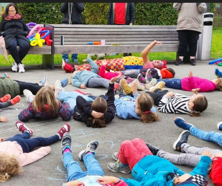 Clown Pepe mit Kindern beim Tanzen