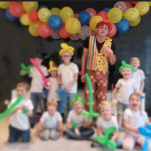 Clown mit Kindern bei der Ballonmodellage 