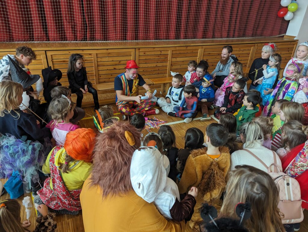 Clown pepe im Einsatz in Tirol. Möchtest du auch einen Clown Buchen, dann freue ich mich über deine Anfrage.