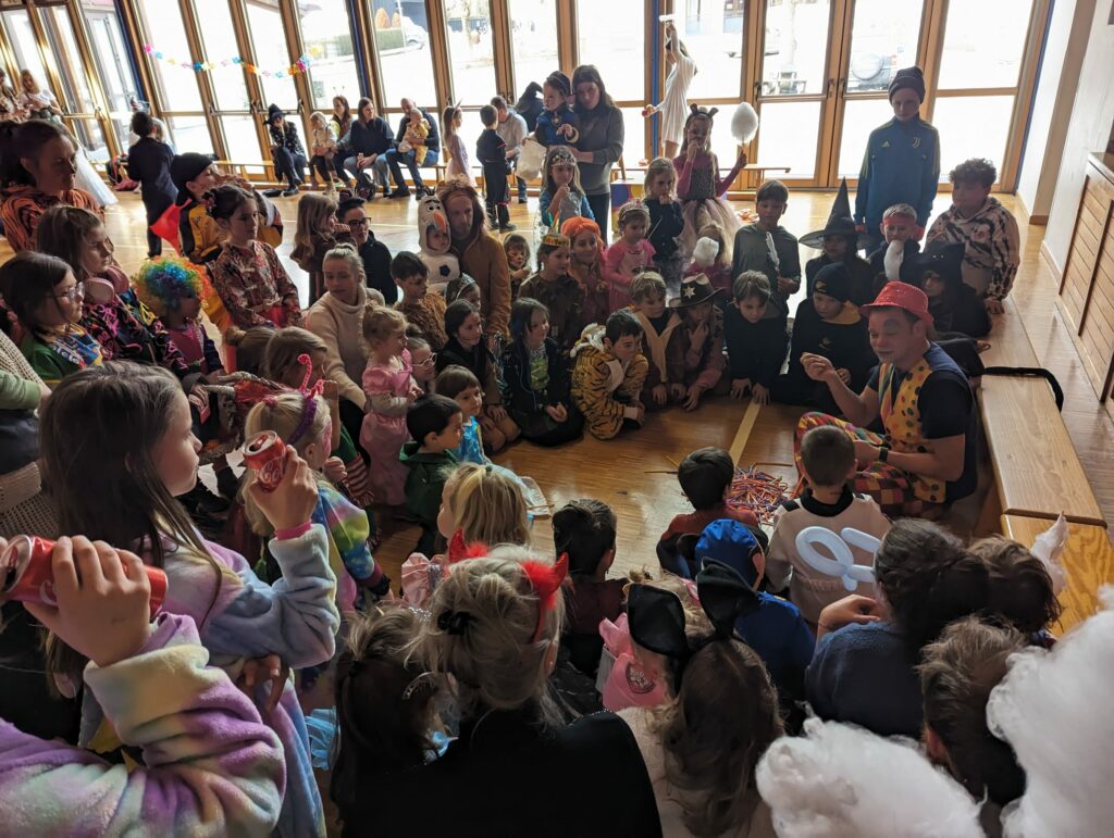 Clown pepe im Einsatz in Tirol. Möchtest du auch einen Clown Buchen, dann freue ich mich über deine Anfrage.