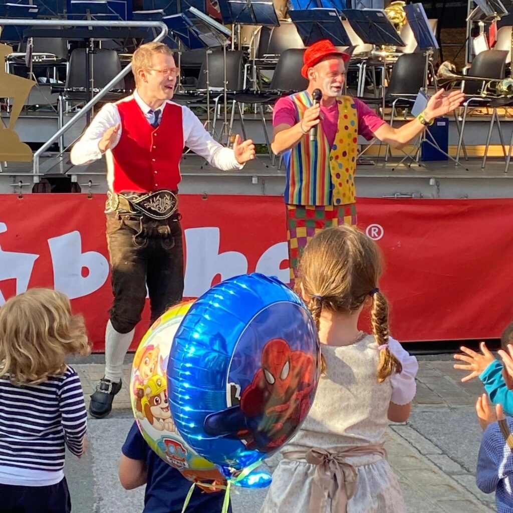 Clown pepe im Einsatz in Tirol. Möchtest du auch einen Clown Buchen, dann freue ich mich über deine Anfrage.