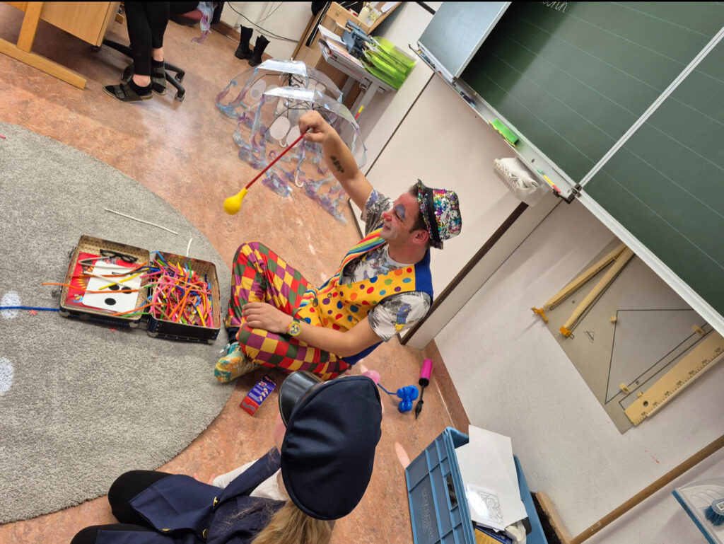 Clown pepe im Einsatz in Tirol. Möchtest du auch einen Clown Buchen, dann freue ich mich über deine Anfrage.