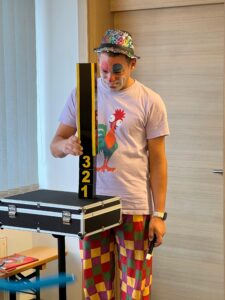 Clown pepe bei den Weltspartagen der Sparkasse Kitzbühel in der Filiale Fieberbrunn