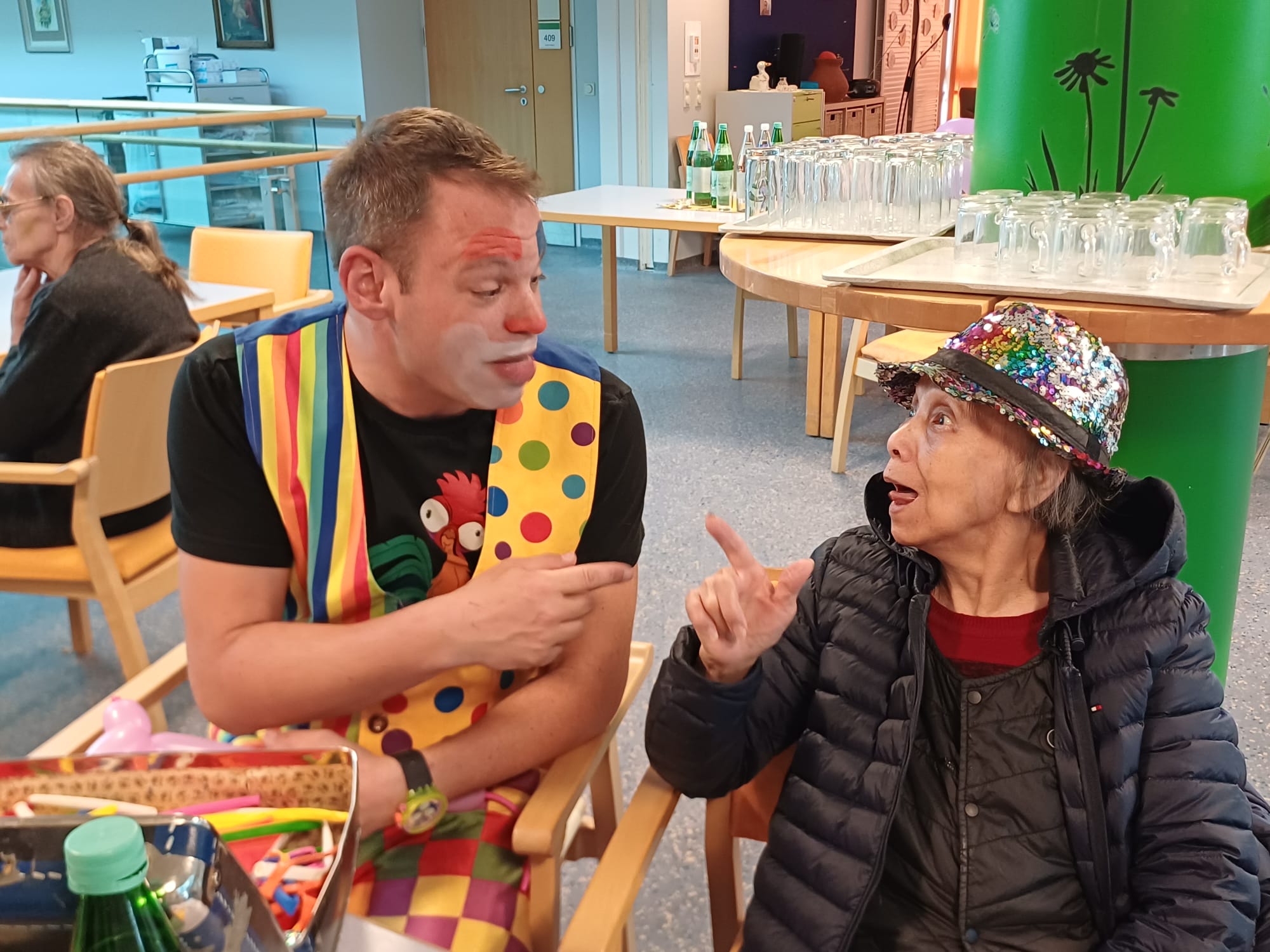 Clown Pepe ehrenamtlich im Seniorenheim in Linz